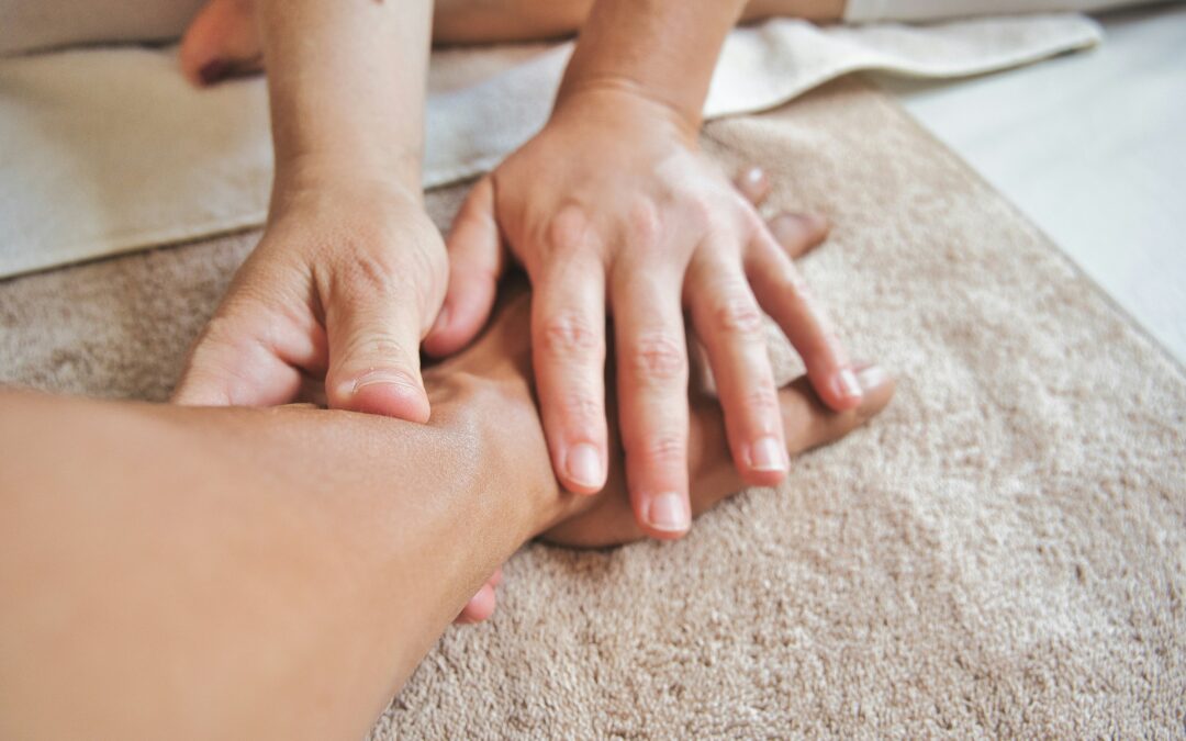 Massage aux huiles essentielles : bienfaits, recettes et synergies avec doTERRA